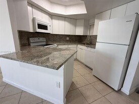 8343 Lake Dr in Doral, FL - Building Photo