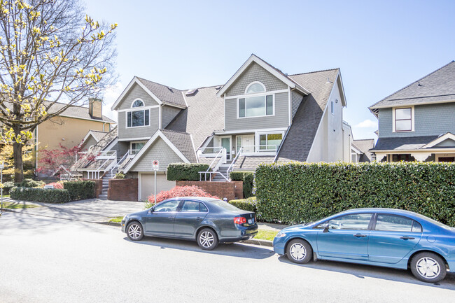 Les Terrasses in North Vancouver, BC - Building Photo - Building Photo