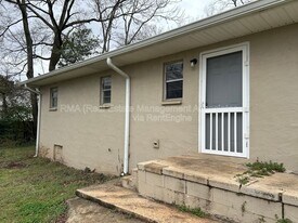 220 E Central Ave in Griffin, GA - Building Photo