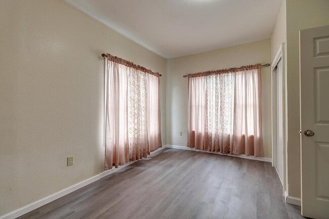 property at 907 Laredo St