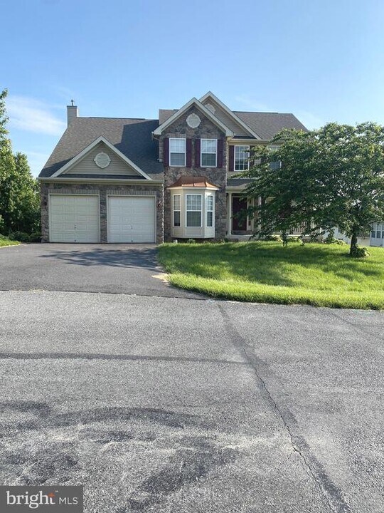 8284 Harper Dr in Waynesboro, PA - Building Photo