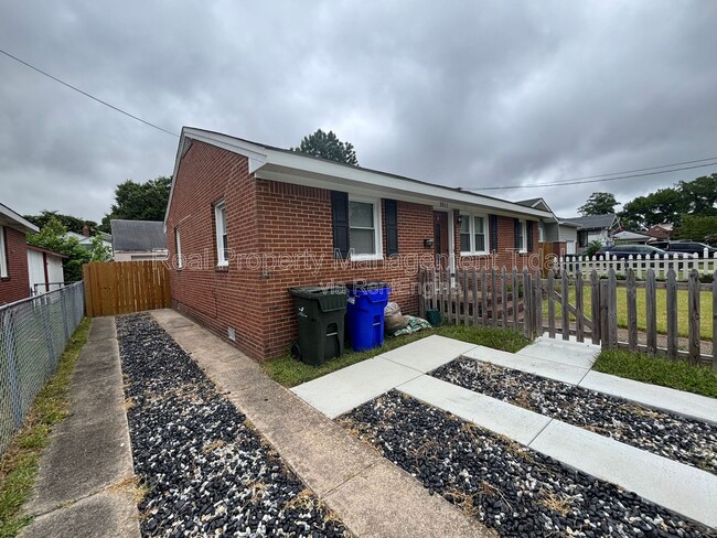 8803 Chesapeake Blvd in Norfolk, VA - Foto de edificio - Building Photo