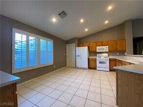 556 Green Gables Ave in Las Vegas, NV - Foto de edificio - Building Photo