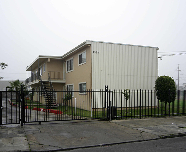 1326-1332 80th Ave in Oakland, CA - Foto de edificio - Building Photo