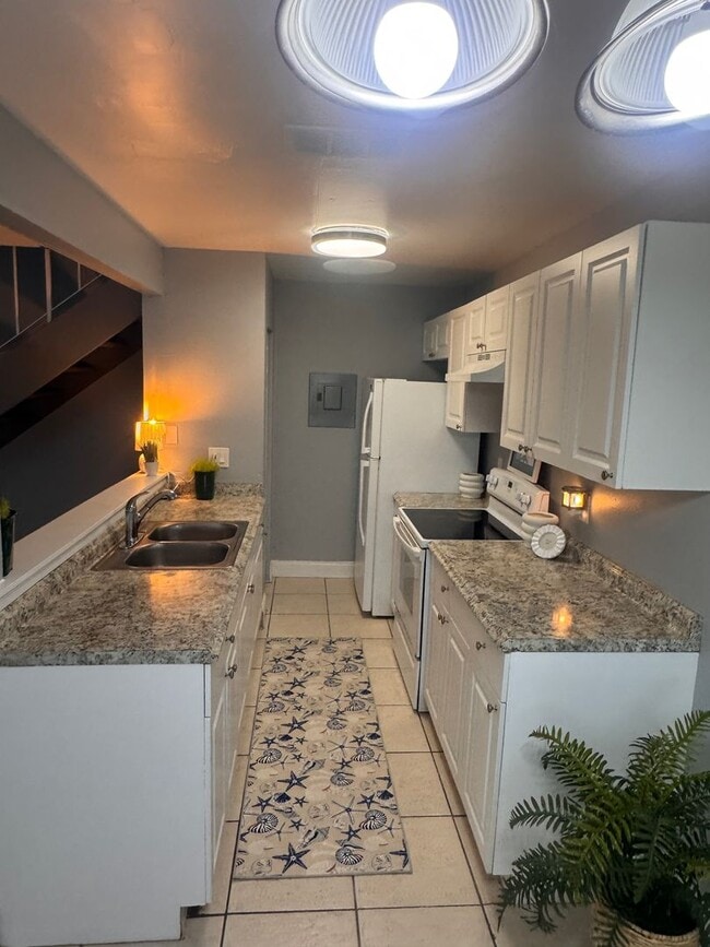 824 E Tiffany Dr in West Palm Beach, FL - Building Photo - Building Photo