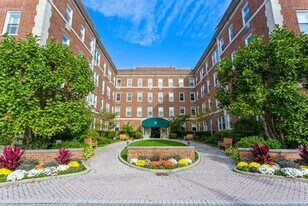 111 7th St in Garden City, NY - Building Photo
