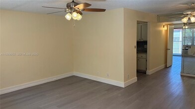 200 SW 132nd Way in Pembroke Pines, FL - Foto de edificio - Building Photo