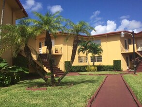 1715 NE Miami Gardens Dr in Miami, FL - Foto de edificio - Building Photo