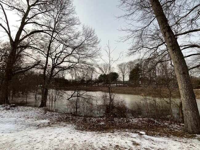 5 Whitehall Pond in Groton, CT - Building Photo - Building Photo