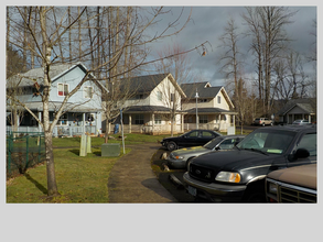 Sunset Corners II in Sweet Home, OR - Building Photo - Building Photo