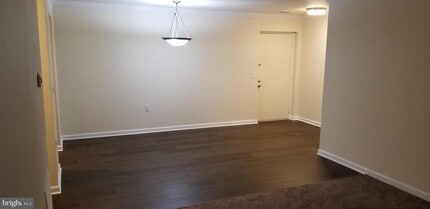 18324 Streamside Dr, Unit 103 in Gaithersburg, MD - Building Photo - Building Photo