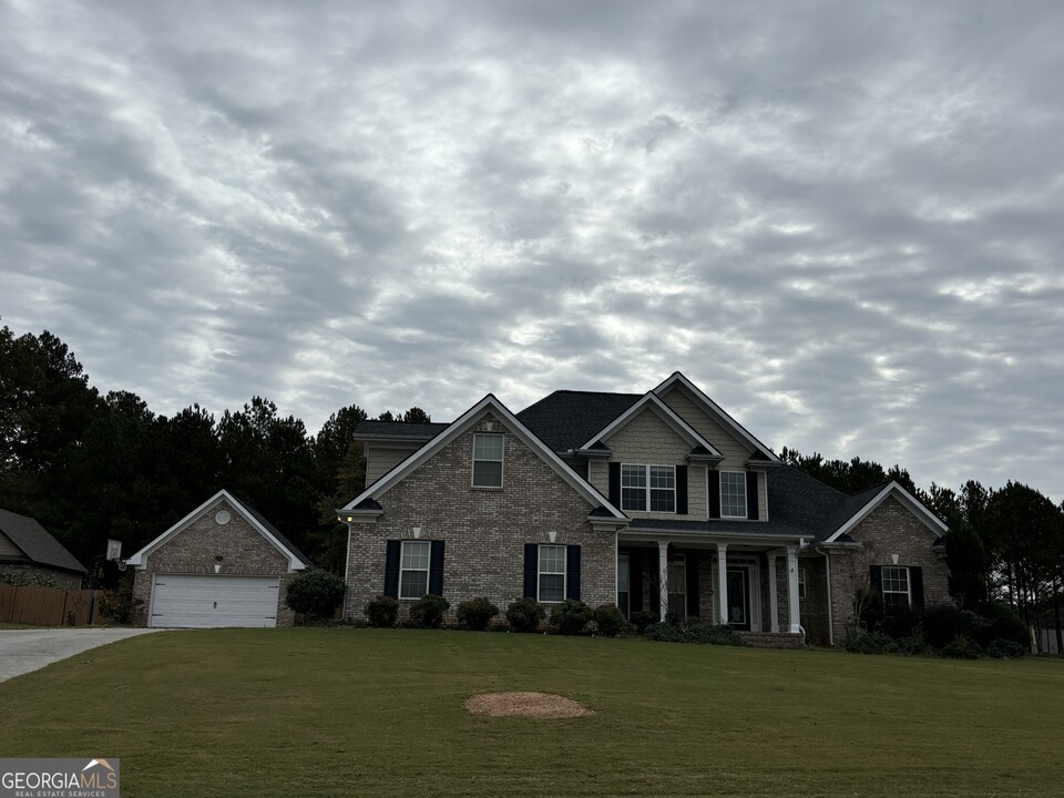 213 Cedar Crest Ln in Loganville, GA - Building Photo