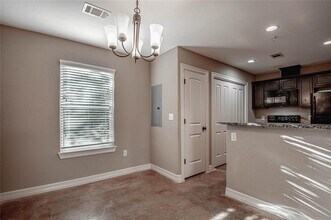 2002 20th St-Unit -104 in Huntsville, TX - Foto de edificio - Building Photo