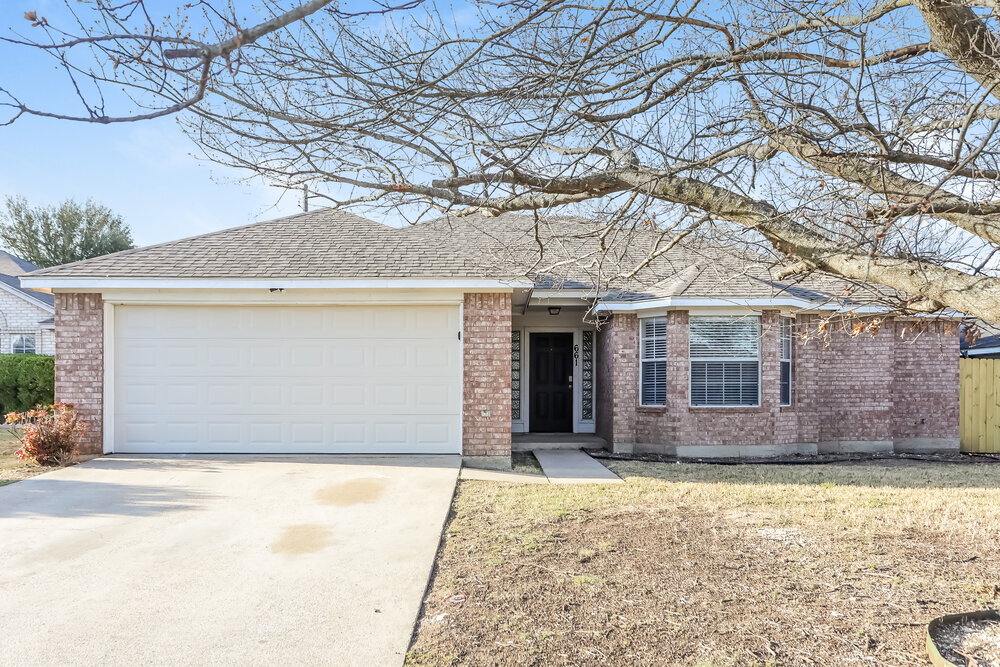 661 Honeysuckle Ln in Cedar Hill, TX - Building Photo