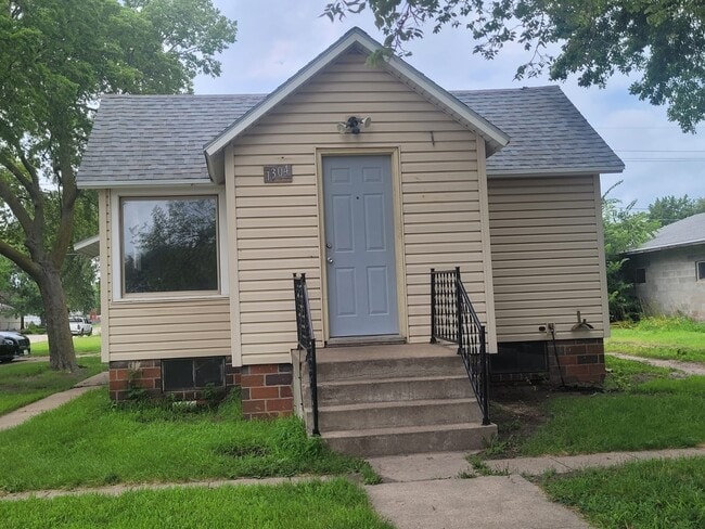 property at 1304 E 6th St