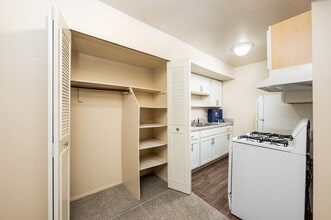 West Wind Apartments in Fort Wayne, IN - Building Photo - Interior Photo