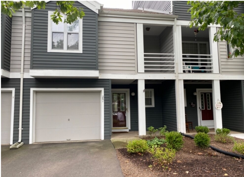 261 Hedgerow Rd in Bridgewater, NJ - Building Photo