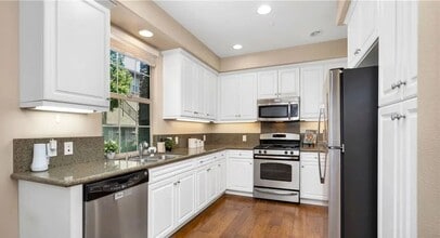 66 Full Moon in Irvine, CA - Building Photo - Building Photo