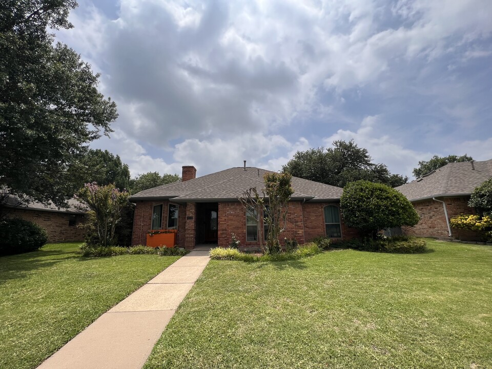 1606 Crooked Creek Dr in Carrollton, TX - Building Photo