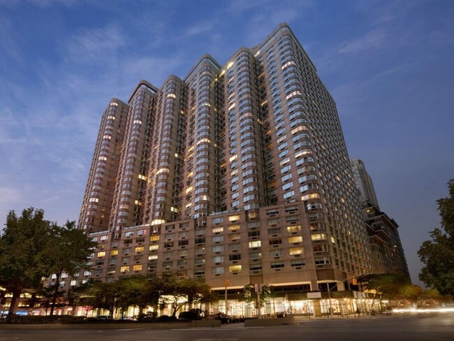 30 W 63rd St in New York, NY - Building Photo - Building Photo
