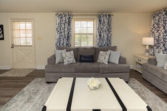 Chapel Valley Townhomes in Baltimore, MD - Foto de edificio - Building Photo