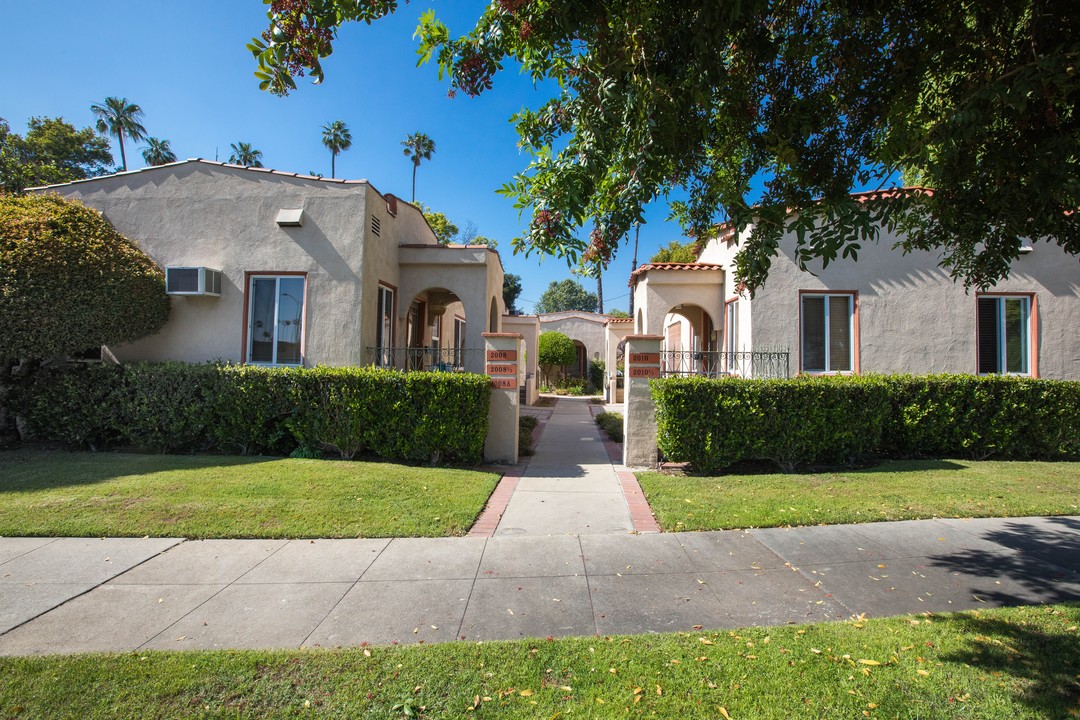 2008 Huntington Dr in South Pasadena, CA - Building Photo