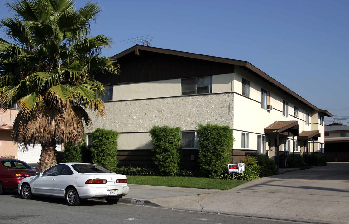 10606 Parrot Ave in Downey, CA - Foto de edificio