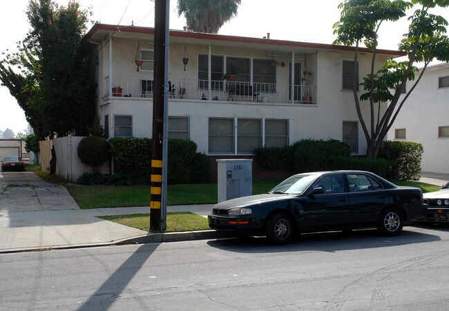 126 N Hillcrest Blvd in Inglewood, CA - Foto de edificio - Building Photo