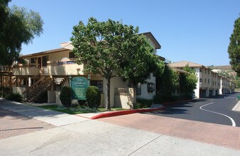 Shadows Apartments in Thousand Oaks, CA - Foto de edificio - Building Photo