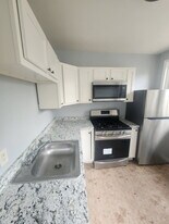 2422 N Charles St, Unit Apt. 1R in Baltimore, MD - Building Photo
