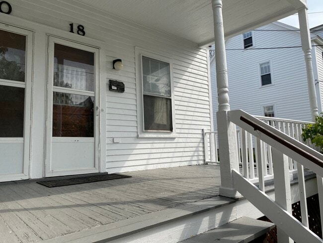 18 Weston St, Unit 1 in Burlington, VT - Foto de edificio - Building Photo