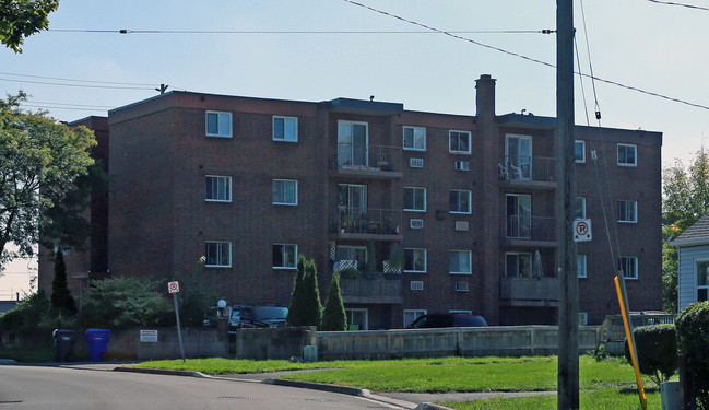 Leaside Court in St Catharines, ON - Building Photo - Building Photo