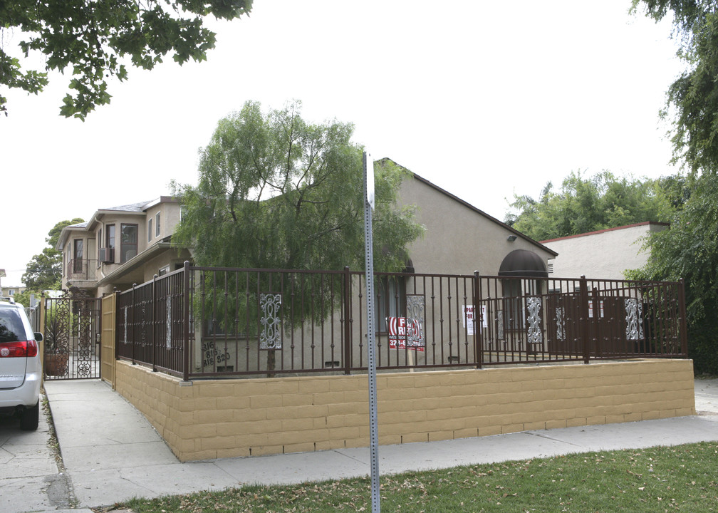 816 N Poinsettia Pl in Los Angeles, CA - Foto de edificio