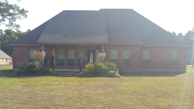 135 Eagle Pt Dr in Leesville, LA - Building Photo - Building Photo