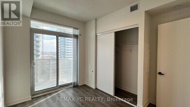 225 Commerce St in Vaughan, ON - Building Photo - Building Photo