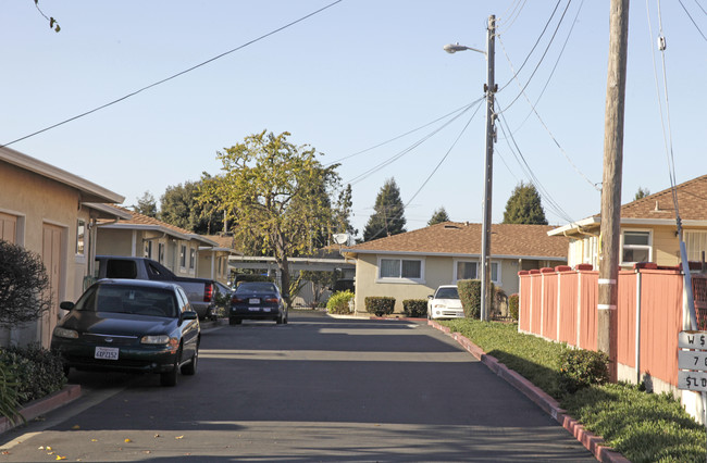 West Sunset Court in Hayward, CA - Building Photo - Building Photo