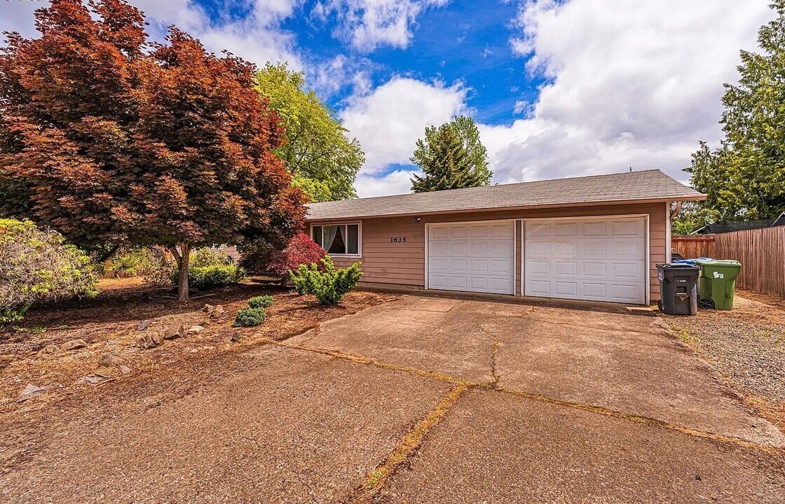 1635 S Bertelsen Rd in Eugene, OR - Building Photo