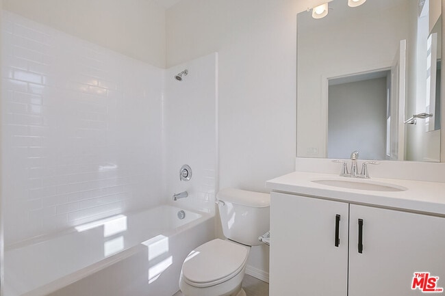 681 S District Way in Anaheim, CA - Building Photo - Building Photo