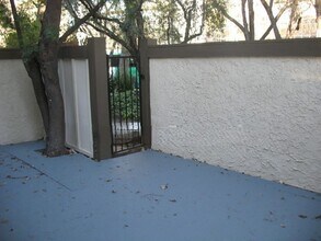 21515 Erwin St in Woodland Hills, CA - Building Photo - Building Photo
