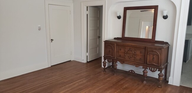 1510 S Van Ness Ave, Unit 1510 in Los Angeles, CA - Building Photo - Building Photo