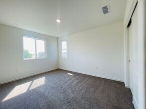 1065 S Argyle Ave in Fowler, CA - Building Photo - Building Photo