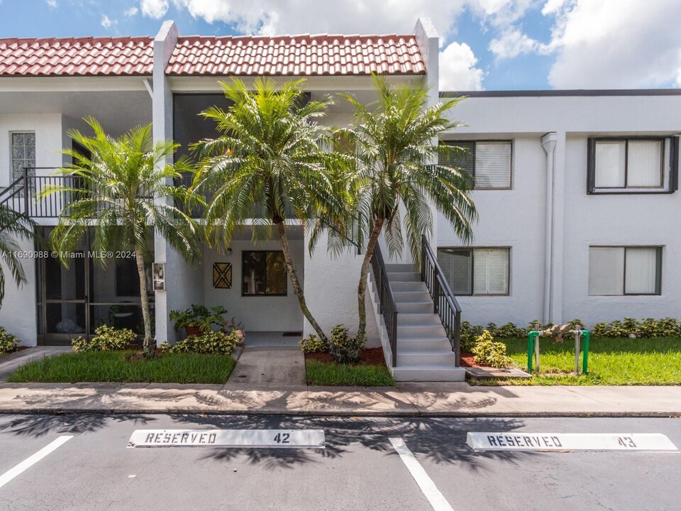 290 Racquet Club Rd, Unit 203 in Weston, FL - Foto de edificio