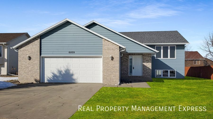 3 Bed 3 Bath Home with 2 Stall Attached Ga in Sioux Falls, SD - Foto de edificio