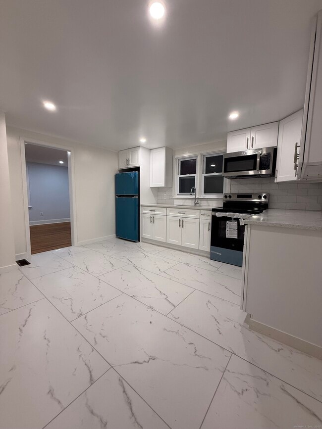 121 Milford Ave in Stratford, CT - Building Photo - Building Photo