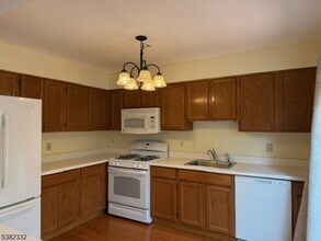 8 Bateman Way in Hillsborough Township, NJ - Building Photo - Building Photo