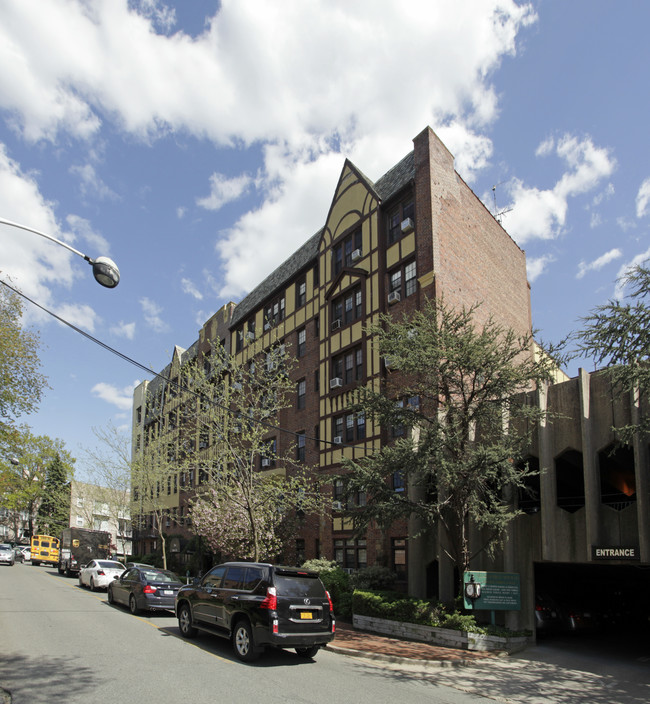 Westminster Hall Apartments in Great Neck, NY - Foto de edificio - Building Photo