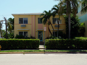 8th Street Apartments in Miami Beach, FL - Building Photo - Building Photo