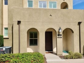 2415 Tapestry Wy in Anaheim, CA - Building Photo
