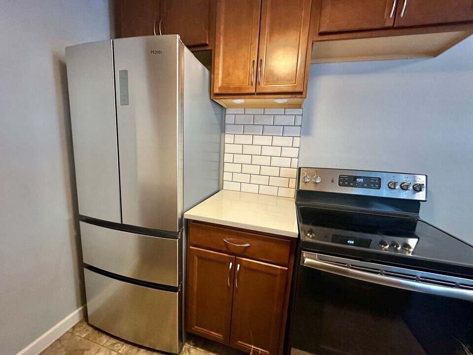 530 W Olympic Pl in Seattle, WA - Building Photo