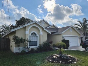 6066 Drake St in Jupiter, FL - Foto de edificio - Building Photo